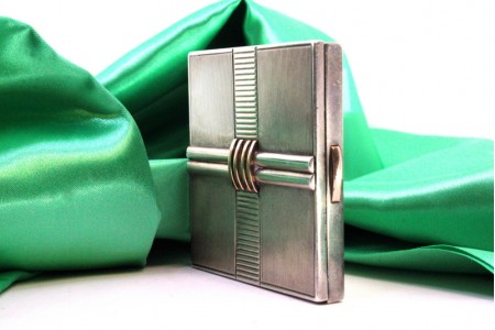 Caixa de Toilette em ouro e prata com aplicações na tampa, interior com espelho 